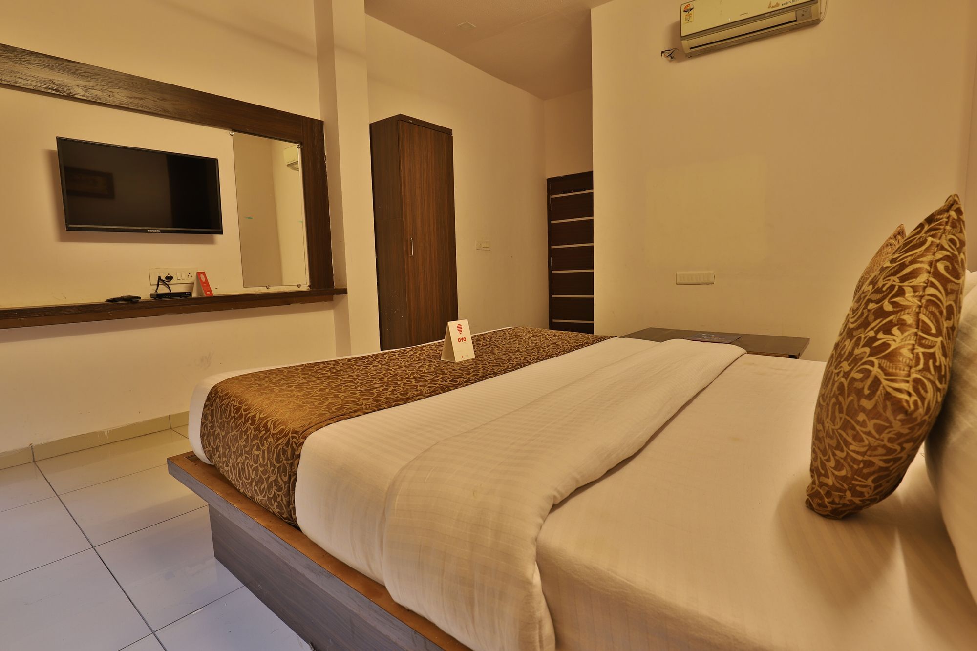 Oyo 11649 Hotel Mahima Gandhinagar Bagian luar foto